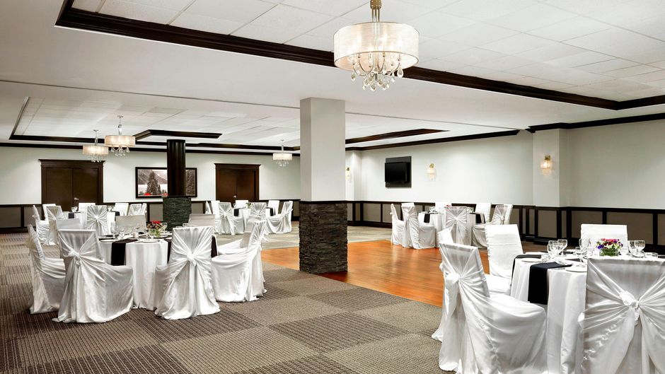 Four Points by Sheraton Hotel & Suites Meeting