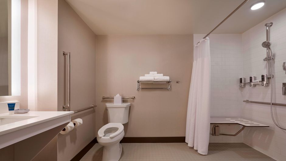 Four Points by Sheraton Toronto Airpt E Room