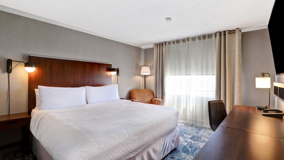 Four Points Sheraton Toronto Mississauga Room