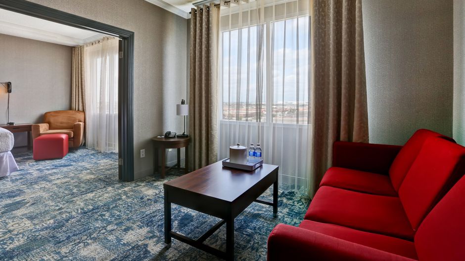 Four Points Sheraton Toronto Mississauga Suite