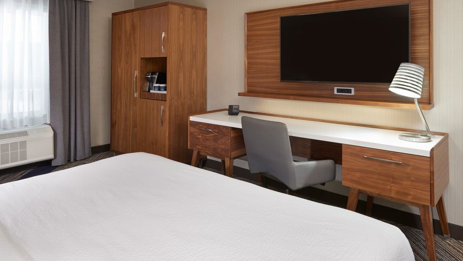 Four Points by Sheraton Vaughan Room