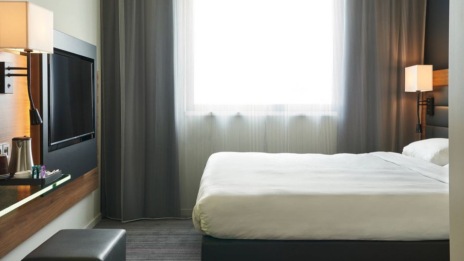 Moxy Edinburgh Airport Room