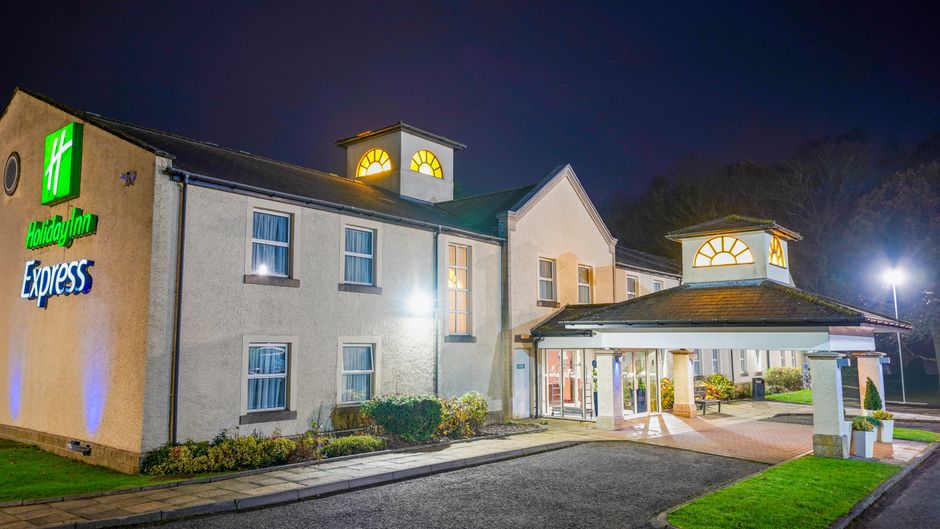 Holiday Inn Express Glenrothes Exterior