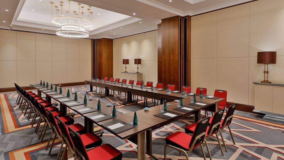 Sheraton Oman Hotel Meeting