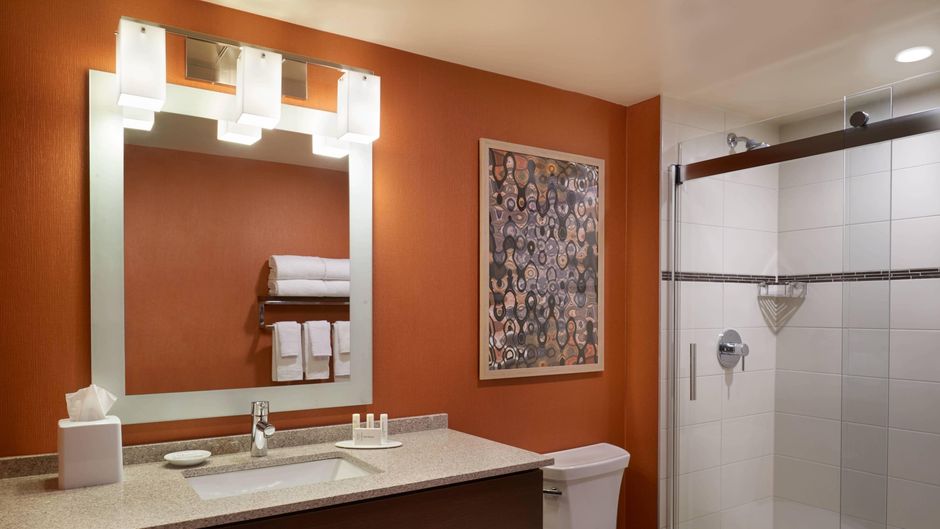 TownePlace Suites by Marriott Windsor Room