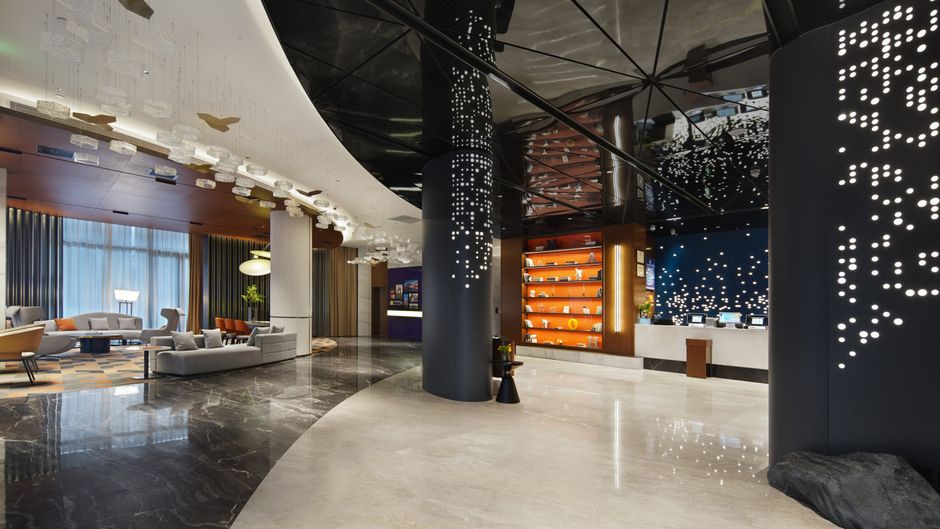Hampton by Hilton South Railway Station Lobby