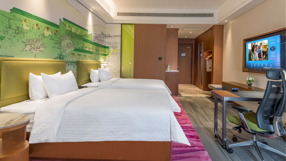 Hampton IQN Rainbow Room