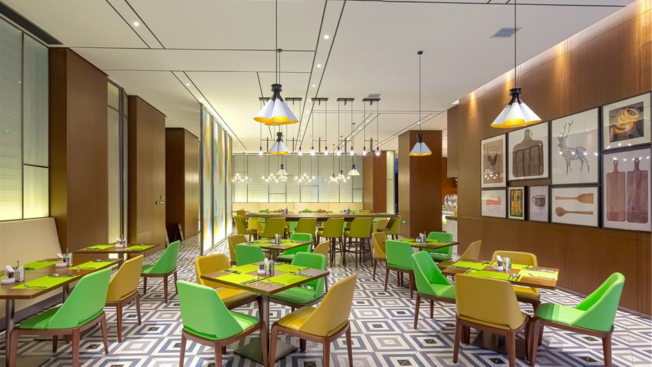 Hampton IQN Rainbow Restaurant
