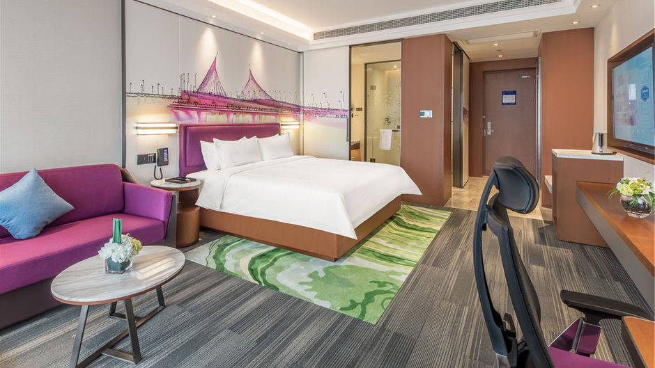 Hampton IQN Rainbow Room
