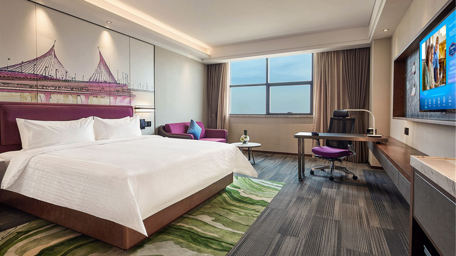 Hampton IQN Rainbow Room