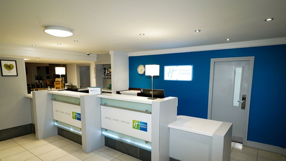 Holiday Inn Express Leeds East Exterior