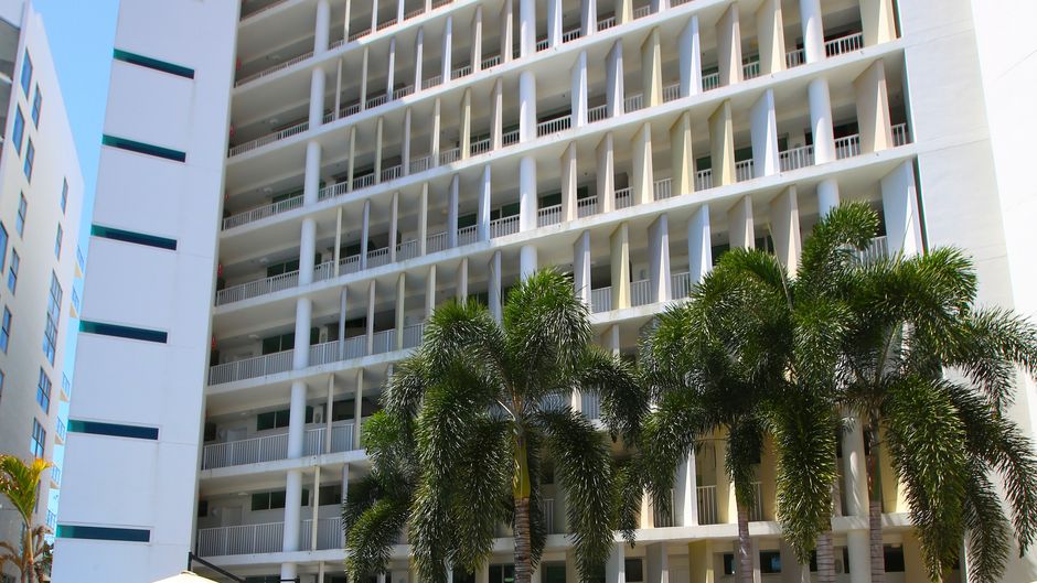 Lanai Riverside Apartments Exterior
