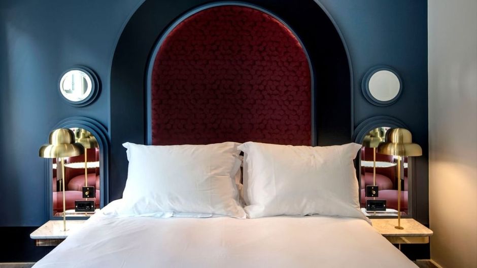 Henrietta Hotel Room