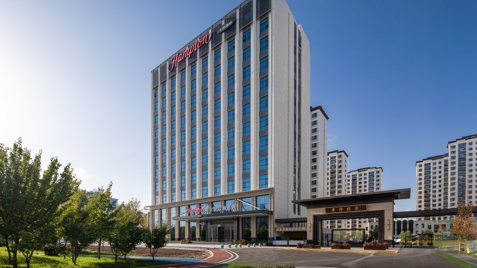 Hampton Hilton YZY West Railway Exterior