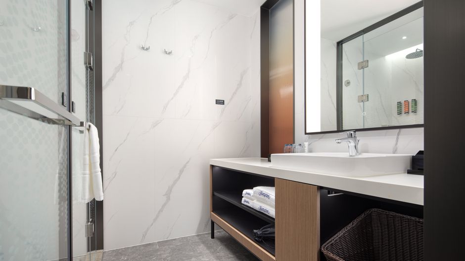 Hampton Hilton YZY West Railway Room