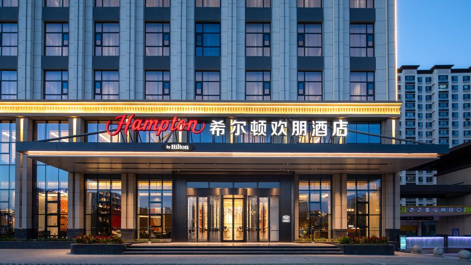 Hampton Hilton YZY West Railway Exterior