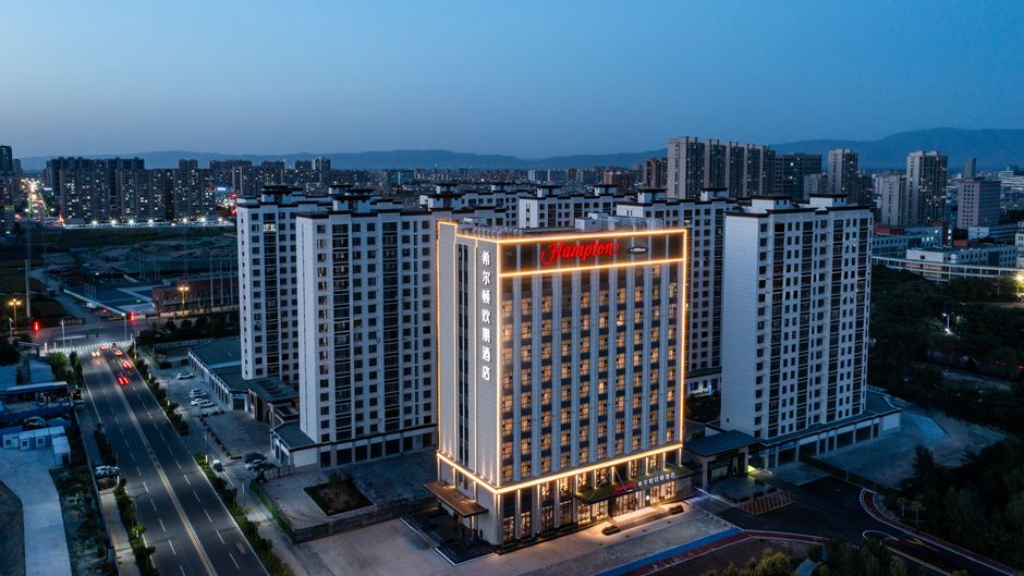 Hampton Hilton YZY West Railway Exterior