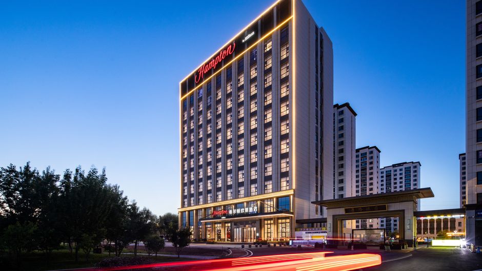 Hampton Hilton YZY West Railway Exterior