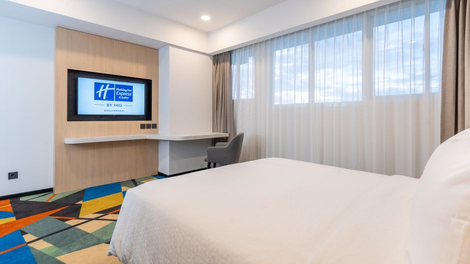 Holiday Inn Exp Suites Banjarmas Room