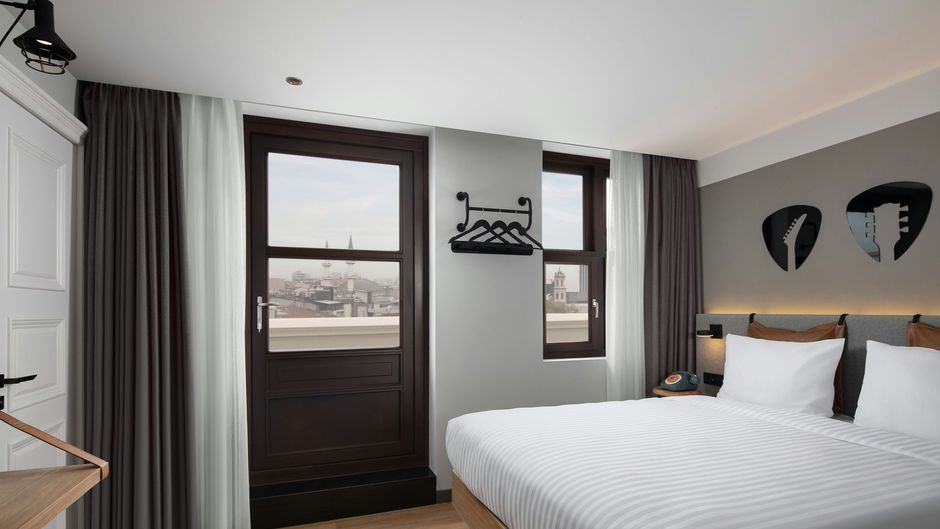 Moxy Istanbul Beyoglu Suite