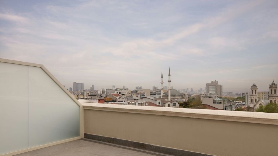 Moxy Istanbul Beyoglu Suite
