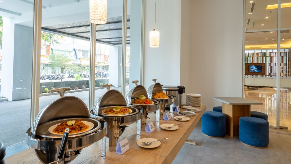 Holiday Inn Exp Suites Banjarmas Restaurant