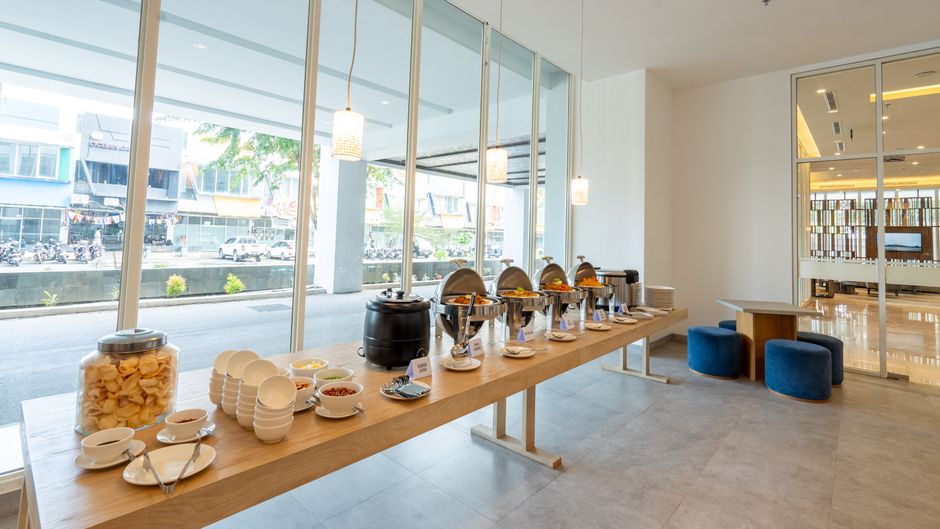 Holiday Inn Exp Suites Banjarmas Restaurant