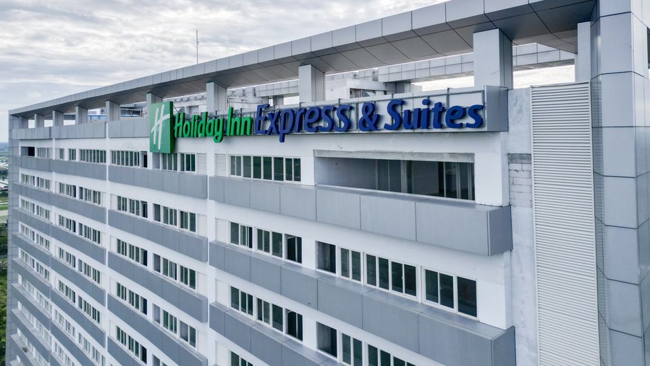 Holiday Inn Exp Suites Banjarmas Exterior