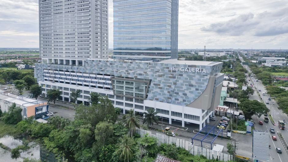 Holiday Inn Exp Suites Banjarmas Exterior