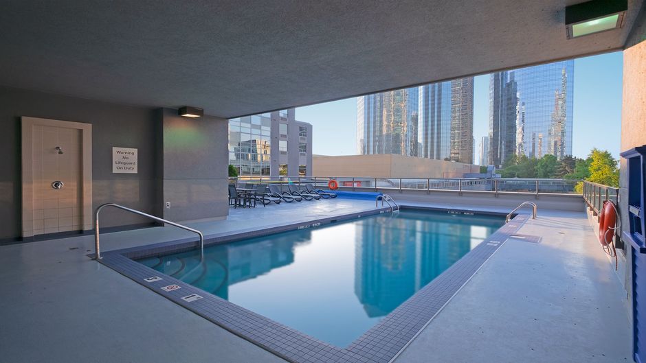 Holiday Inn Express Vancouver Metrotown Pool