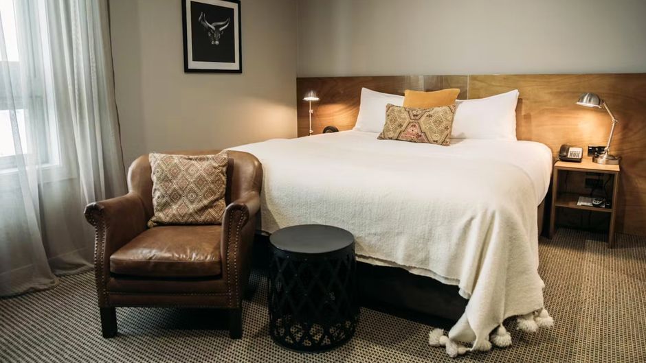 King & Queen Hotel Suites Suite