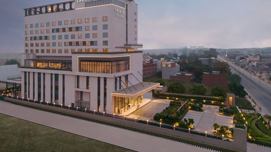 Crowne Plaza Lucknow Exterior