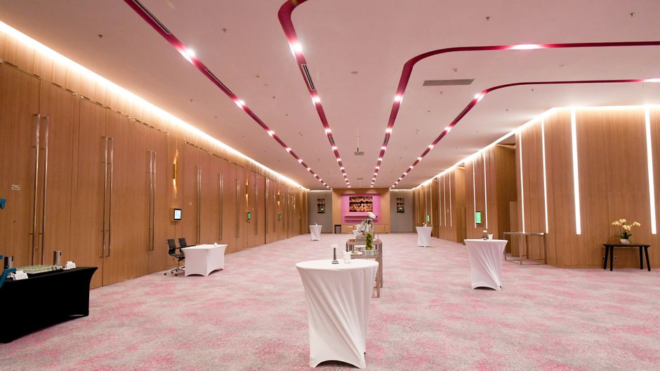 Holiday Inn & Suites Saigon Airport Lobby