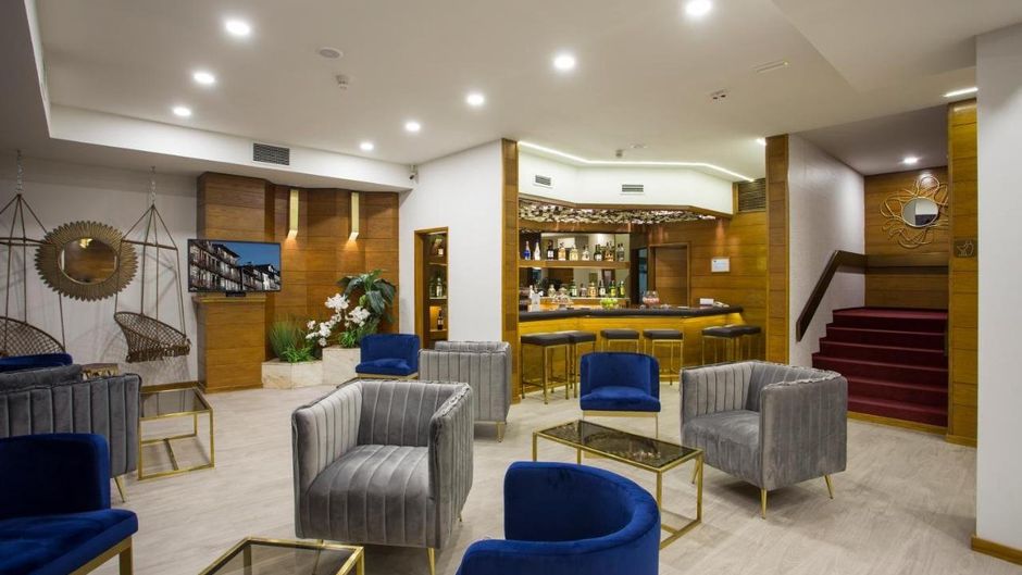 Casual Inca Porto Lobby