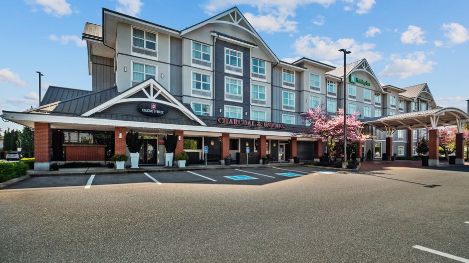 Holiday Inn & Stes Surrey E-Cloverdale Exterior