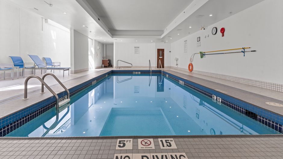 Holiday Inn Express & Suites Surrey Pool