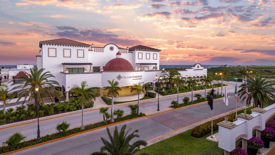Holiday Inn Club Grand Residences Exterior