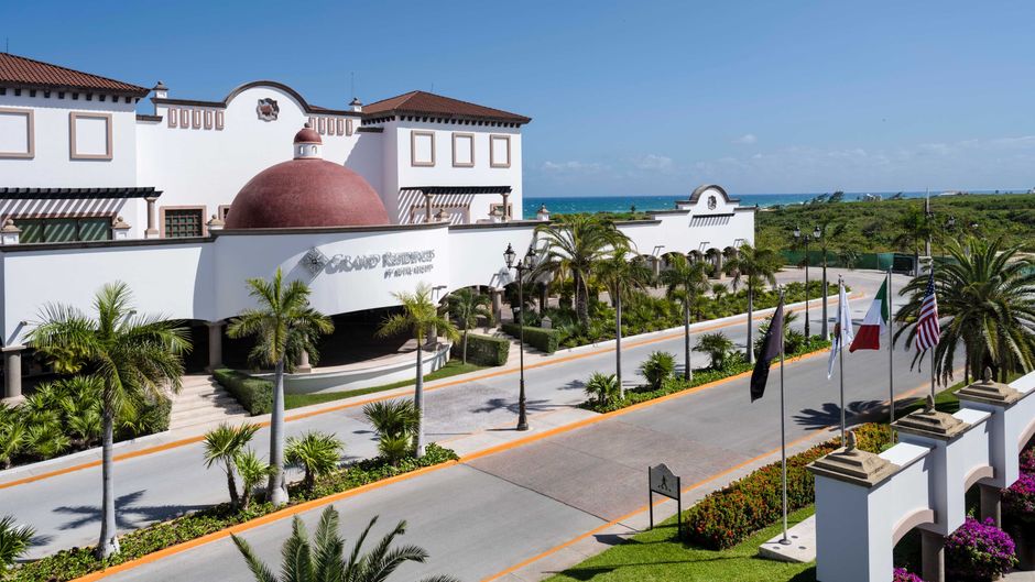 Holiday Inn Club Grand Residences Exterior
