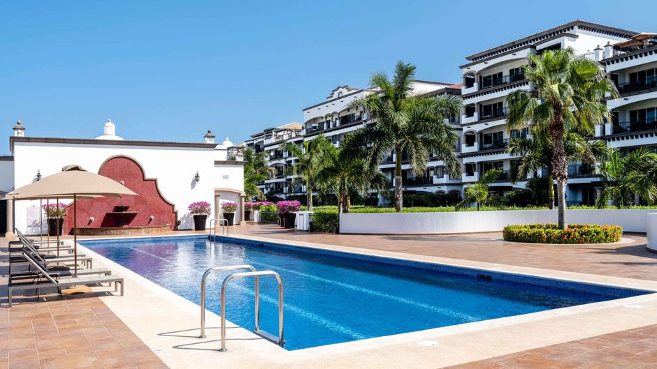 Holiday Inn Club Grand Residences Pool