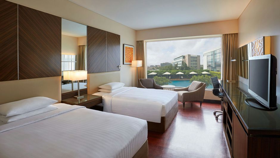 Courtyard Mumbai International Airport Pool