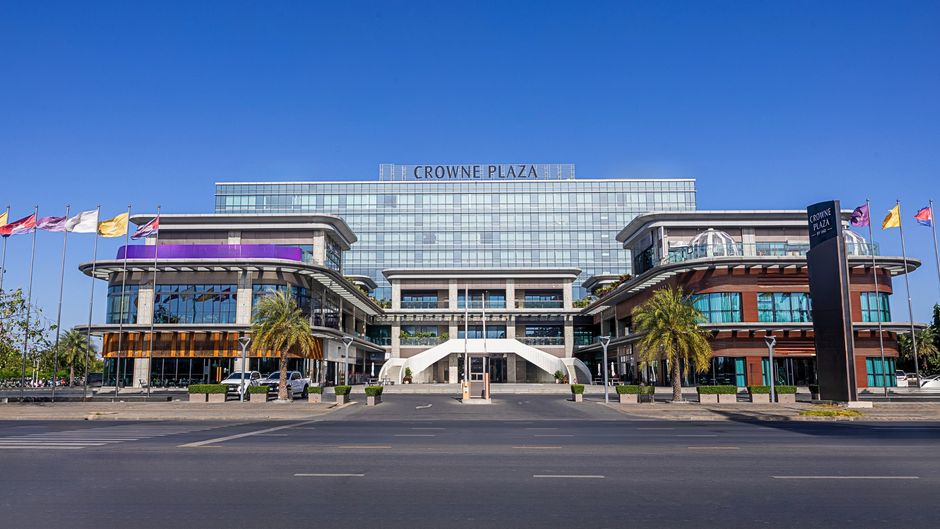Crowne Plaza Phnom Penh Exterior