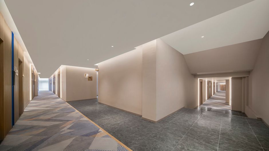 Holiday Inn Exp Qingdao Downtown Lobby