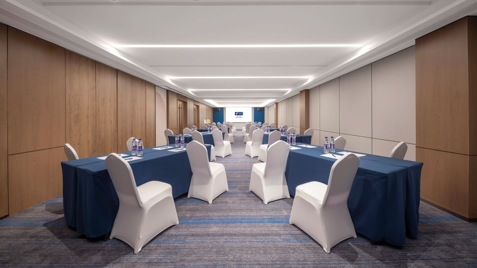 Holiday Inn Exp Qingdao Downtown Meeting