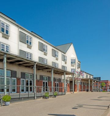 Harbor House Hotel & Marina at Pier 21