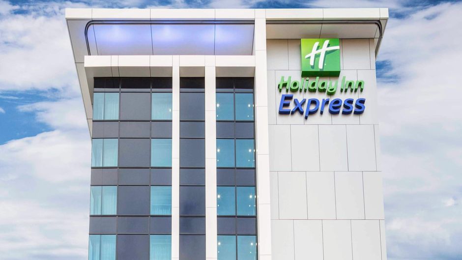 Holiday Inn Express Adelaide City Centre Exterior