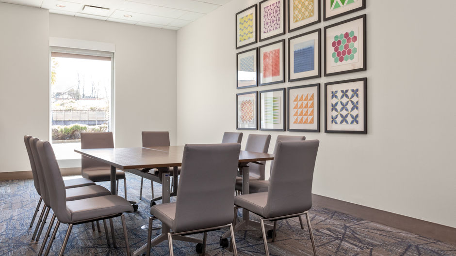 Holiday Inn Express & Suites Victoria Meeting