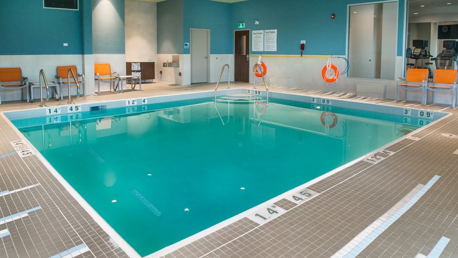 Holiday Inn Express & Suites Victoria Pool