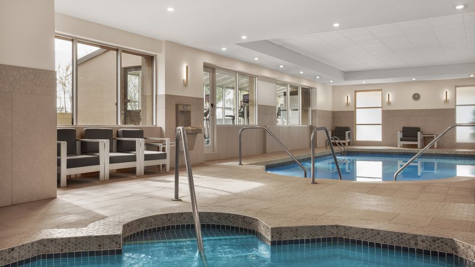 Holiday Inn Calgary Airport Pool