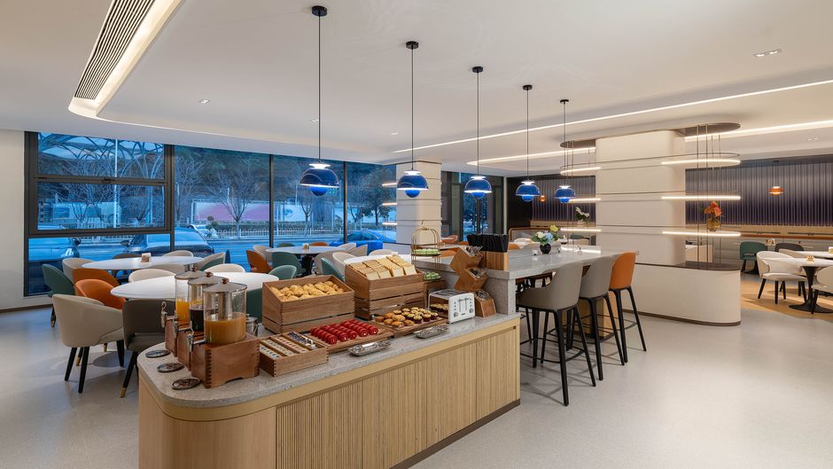 Holiday Inn Exp Mtn South Gate Restaurant
