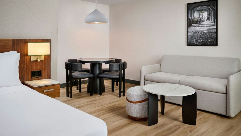 Omage Hotel Montreal/Laval Room